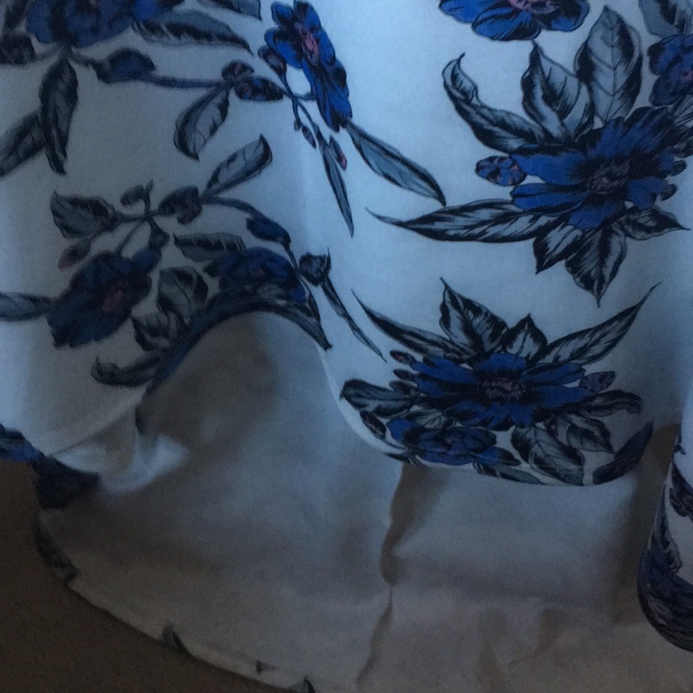 Bold dress - Picture 4 of 5